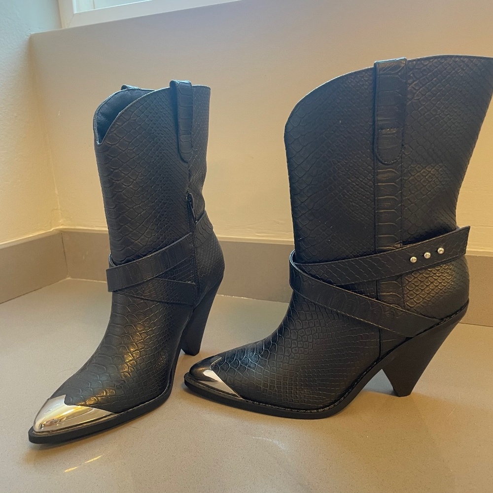 Silver toe fashion cowboy boot